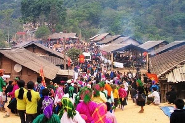 Lung Khau Nhin Market Thursday